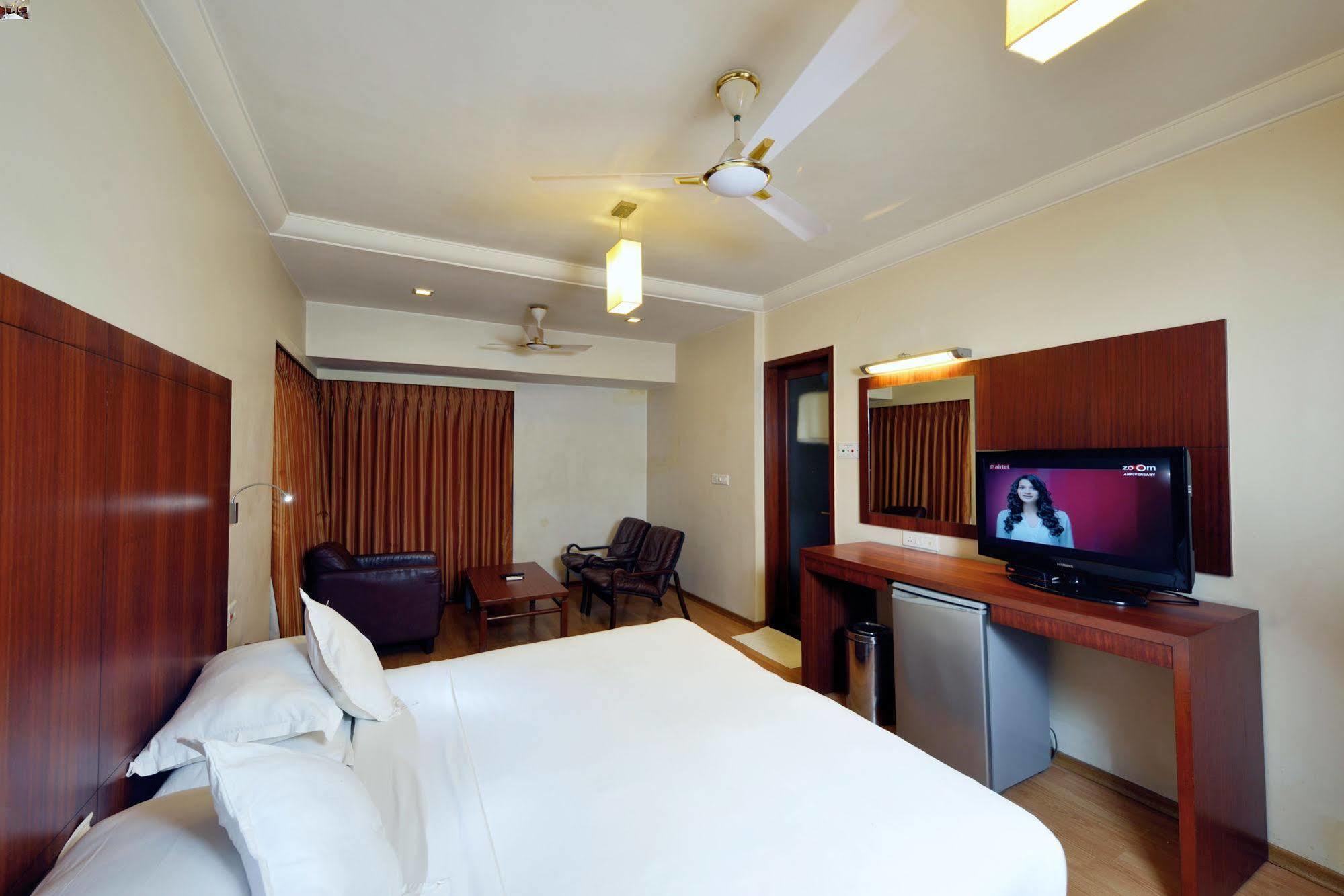 Budget Inn Bellevue Surat Exterior foto